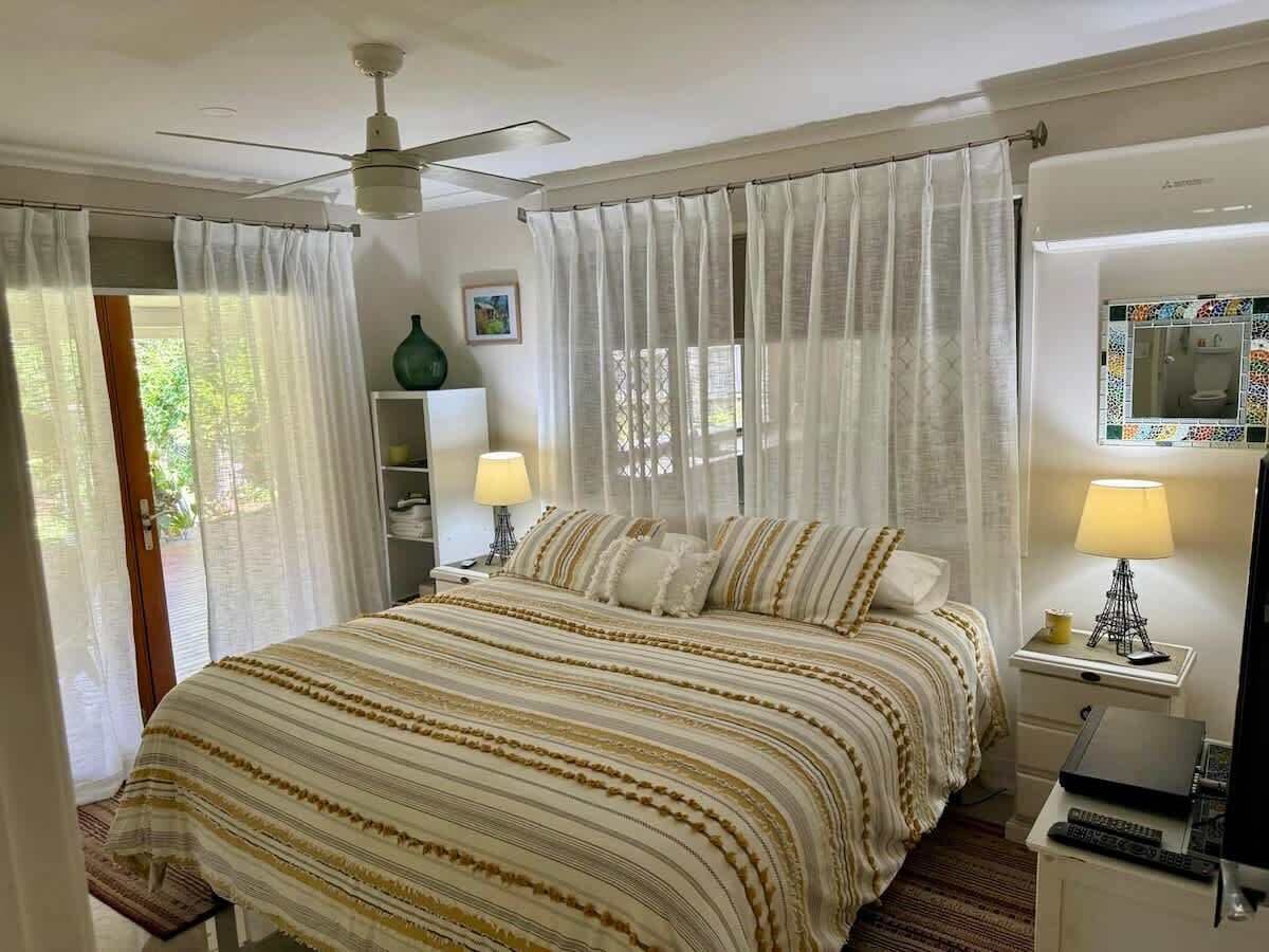 4 bedrooms, iron/ironing board, WiFi, bed sheets