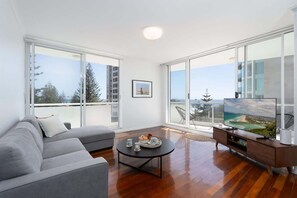 Fernseher, Bücher, Arbeitsbereiche