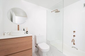 Shower, hair dryer - Ocean Views, 50m to Beach, Pool, Balcony (Surfers Paradise)
