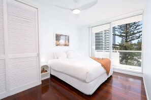 2 bedrooms, iron/ironing board, WiFi, bed sheets - Ocean Views, 50m to Beach, Pool, Balcony (Surfers Paradise)