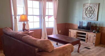 Quaint 3-bedroom cottage on working farm in small rural America. Pet friendly
