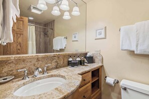 Een haardroger, handdoeken