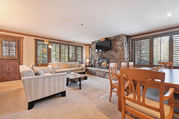 Télévision, cheminée