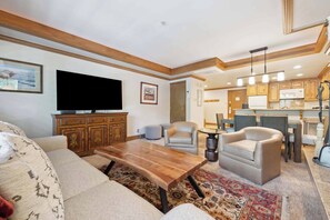 TV, fireplace - Lodge Tower 194 1BR at the base of Vail Mountain (Vail)