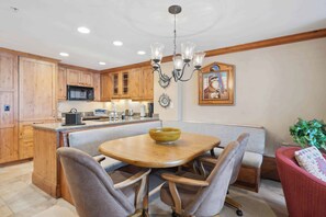 Dining - Lodge Tower 294 1BR at the base of Vail Mountain (Vail)