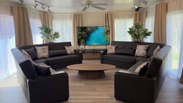 Een smart-tv, een open haard en tafelvoetbal