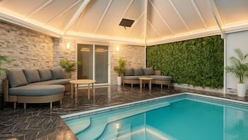 Una piscina cubierta, una piscina climatizada