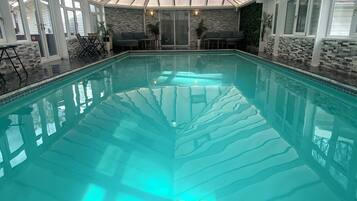 Una piscina cubierta, una piscina climatizada