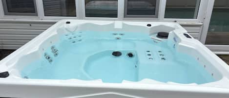 Banyera d'hidromassatge a l'aire lliure