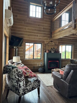 Smart TV, fireplace - Rustic Retreat - Quiet Cabin on Scenic Countryside (Corder)