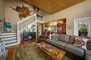 Smart TV, fireplace, ping pong - Traditional Cabin with Lots of Space (Beech Mountain)