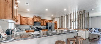 Sleepy Canyon Inn Pet Friendly | Hot Tub Nights, Arcade Battles & Ultimate Family Fun