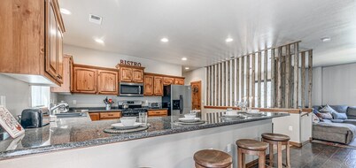 Sleepy Canyon Inn Pet Friendly | Hot Tub Nights, Arcade Battles & Ultimate Family Fun