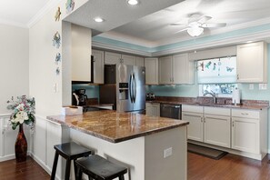 Frigorifero, microonde, forno, piano cottura