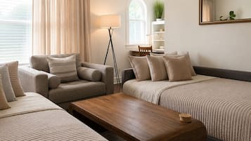2 Schlafzimmer, Schreibtisch, Bügeleisen/Bügelbrett, Reisekinderbett