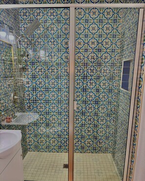 Dusche, Haartrockner, Handtücher, Seife
