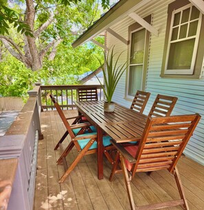 Outdoor dining - Spacious Retreat Near River Walk & The Pearl – 2BR, Ideal for Groups (San Antonio)