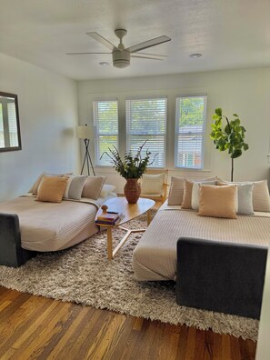 2 bedrooms, desk, iron/ironing board, free WiFi - Spacious Retreat Near River Walk & The Pearl – 2BR, Ideal for Groups (San Antonio)