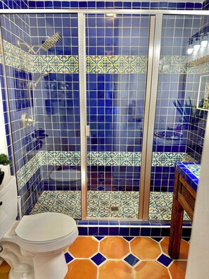 Shower, hair dryer, towels, soap - Spacious Retreat Near River Walk & The Pearl – 2BR, Ideal for Groups (San Antonio)