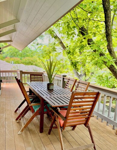 Spacious Retreat Near River Walk & The Pearl – 2BR, Ideal for Groups