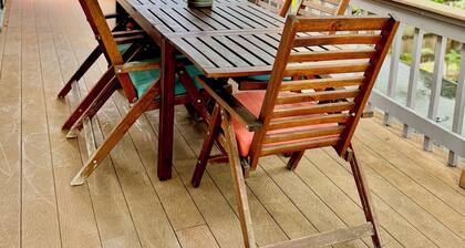 Spacious Retreat Near River Walk & The Pearl – 2BR, Ideal for Groups