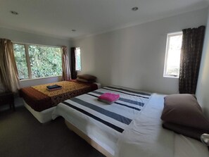 5 bedrooms - 5 Bedroom House at 82A Richardson Road (Auckland)