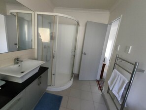 House | Bathroom - 5 Bedroom House at 82A Richardson Road (Auckland)