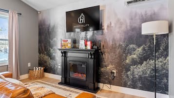 Smart TV, fireplace