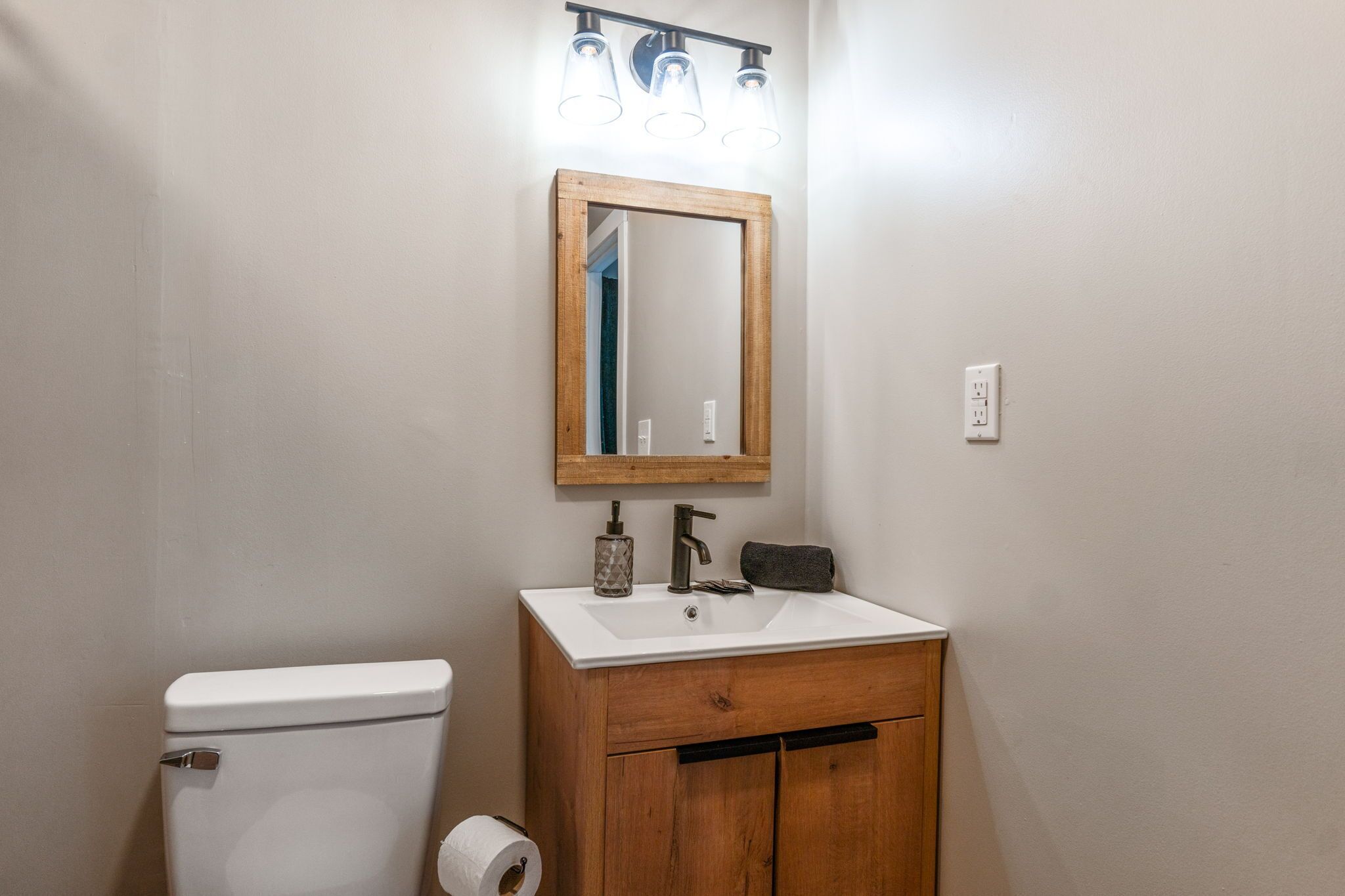 Secador de cabelo, toalhas de banho