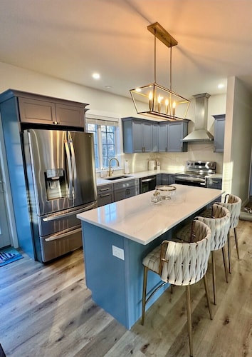 3-bedroom house in charming Dennis minutes to Corporation Beach. Relax & unwind.