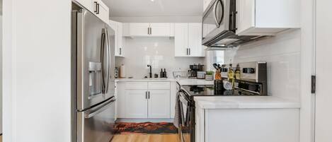 Réfrigérateur, four à micro-ondes, un four, surface de cuisson