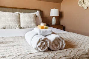 6 bedrooms, iron/ironing board, free WiFi, bed sheets