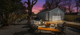 The Barrel House I Hot Tub I Theme Room