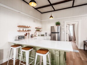 Geladeira, micro-ondas, lava-louças, cafeteira/chaleira