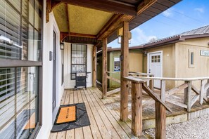 Terrace/patio - White Lantern Cabin: Pickleball & Hot tub (Creola)
