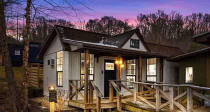 The White Lantern + Pickleball Court l Hot tub