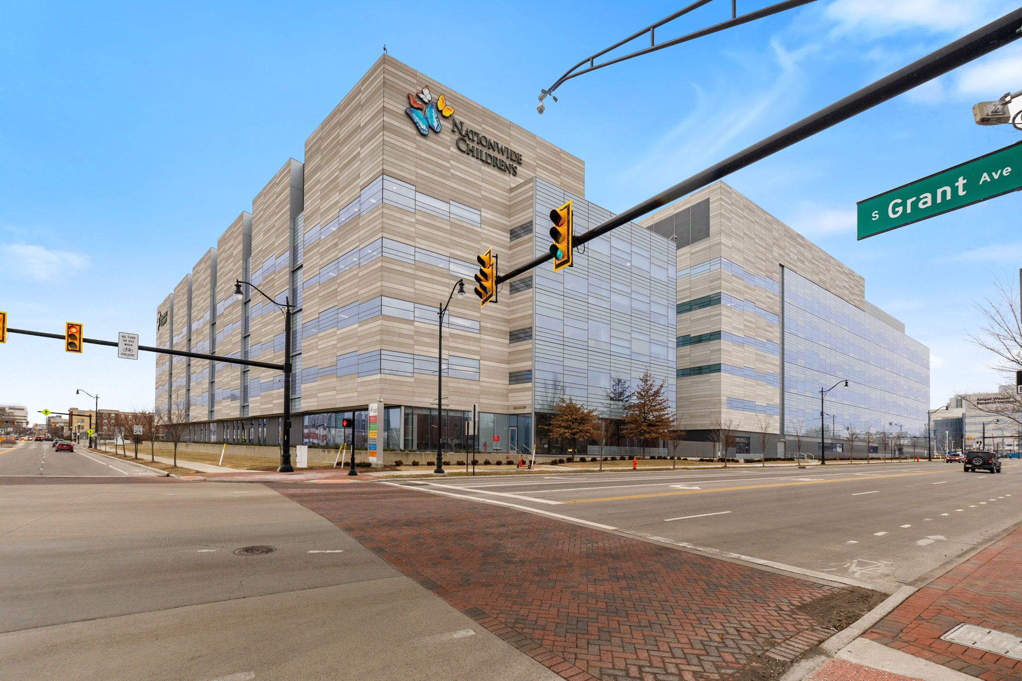 Ein modernes Gebäude mit Glasfassade und einem Schild mit der Aufschrift 'Nationwide Children's'.