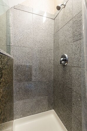 Douche, séchoir à cheveux, serviettes fournies