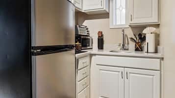 Refrigerador, microondas, cafetera y tetera y utensilios de cocina