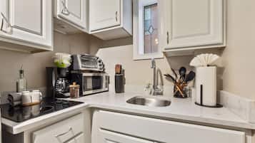 Kylskåp, mikrovågsugn, kaffe- och tebryggare och grytor/köksredskap