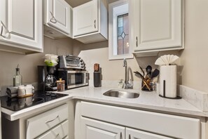 Kühlschrank, Mikrowelle, Wasserkocher mit Kaffee-/Teezubehör