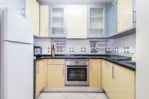 Kühlschrank, Geschirrspüler, Wasserkocher mit Kaffee-/Teezubehör