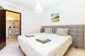 2 habitaciones, tabla de planchar con plancha y ropa de cama 