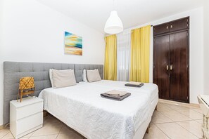 2 dormitorios, tabla de planchar con plancha, ropa de cama