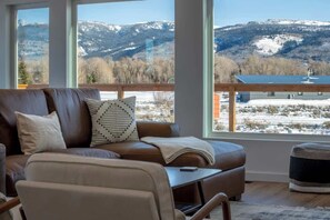 Smart-tv, een open haard en boeken