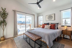 3 bedrooms, desk, iron/ironing board, free WiFi - Teton Homestead: Modern Targhee Terrace + Views (Driggs)