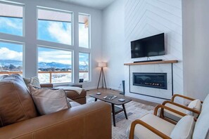 Smart-tv, een open haard en boeken