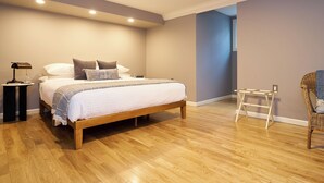 1 habitación, tabla de planchar con plancha y ropa de cama 