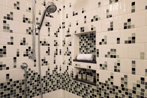 Shower, jetted tub, hair dryer, towels - Spacious Suite in Historic Mansion (Truamansburg)