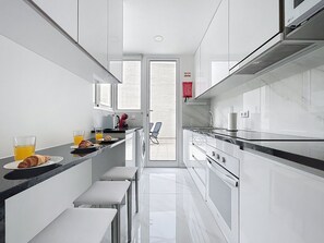 Refrigerador, microondas, horno, placa de cocina